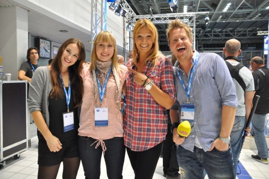 Juliane Reinhold und Franziska van Almsick mit MDR Jump Reporter Sarah von Neuburg und Lars-Christian Karde in Berlin